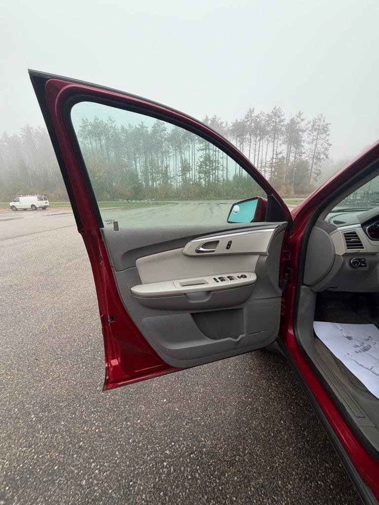 Used 2012 Chevrolet Traverse LT FWD image 13
