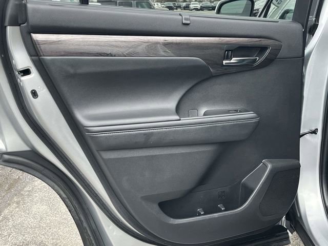 Used 2021 Toyota Highlander Limited image 18