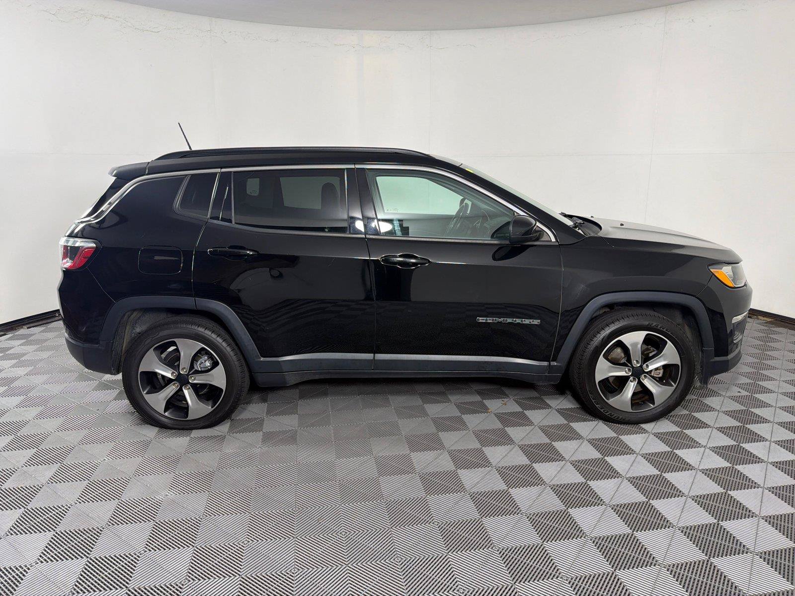 Used 2018 Jeep Compass Latitude w/ Popular Equipment Group FWD image 8