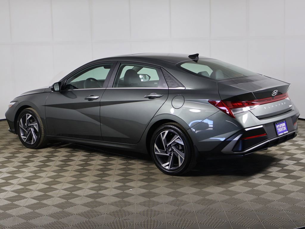 Used 2025 Hyundai Elantra Limited FWD image 25