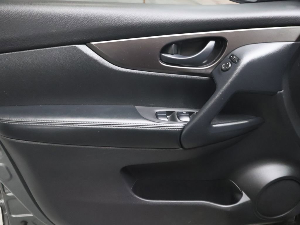 Used 2022 Nissan Rogue Sport S image 16