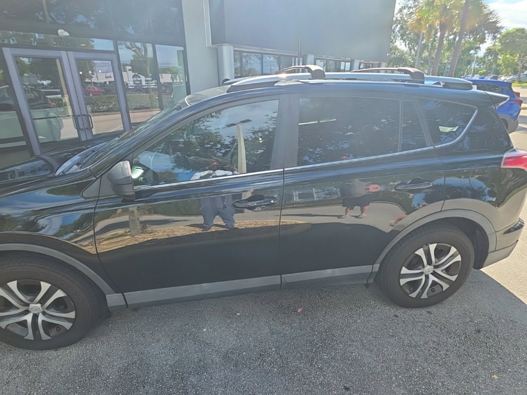 Used 2017 Toyota RAV4 LE FWD image 2