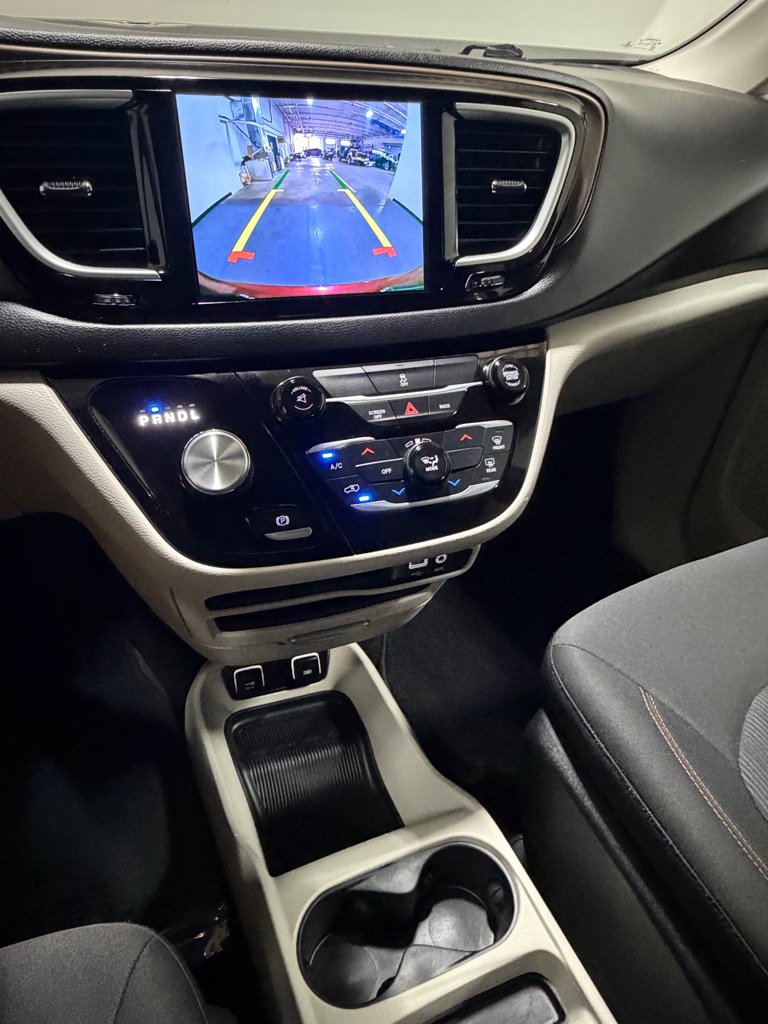 Used 2017 Chrysler Pacifica Touring FWD image 14