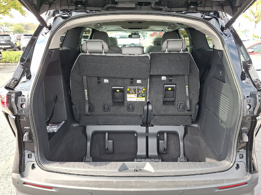 Used 2026 Toyota Sienna XLE FWD image 34