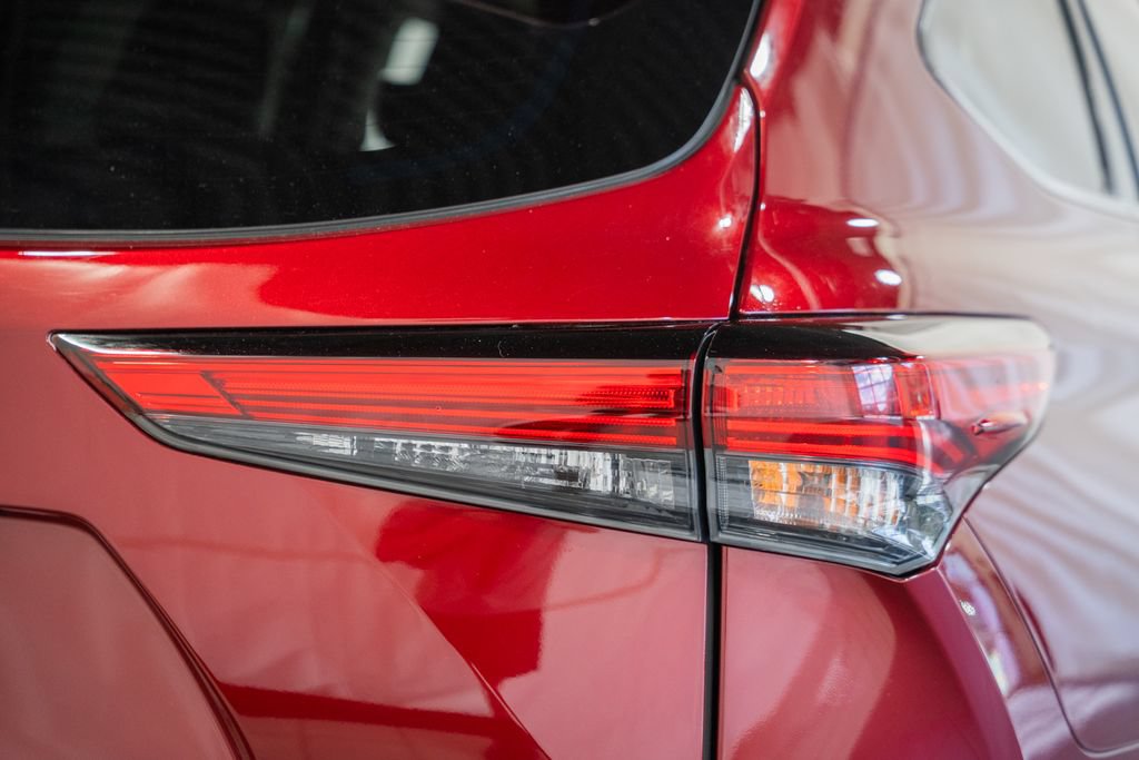 Used 2022 Toyota Highlander XLE AWD/4WD image 4
