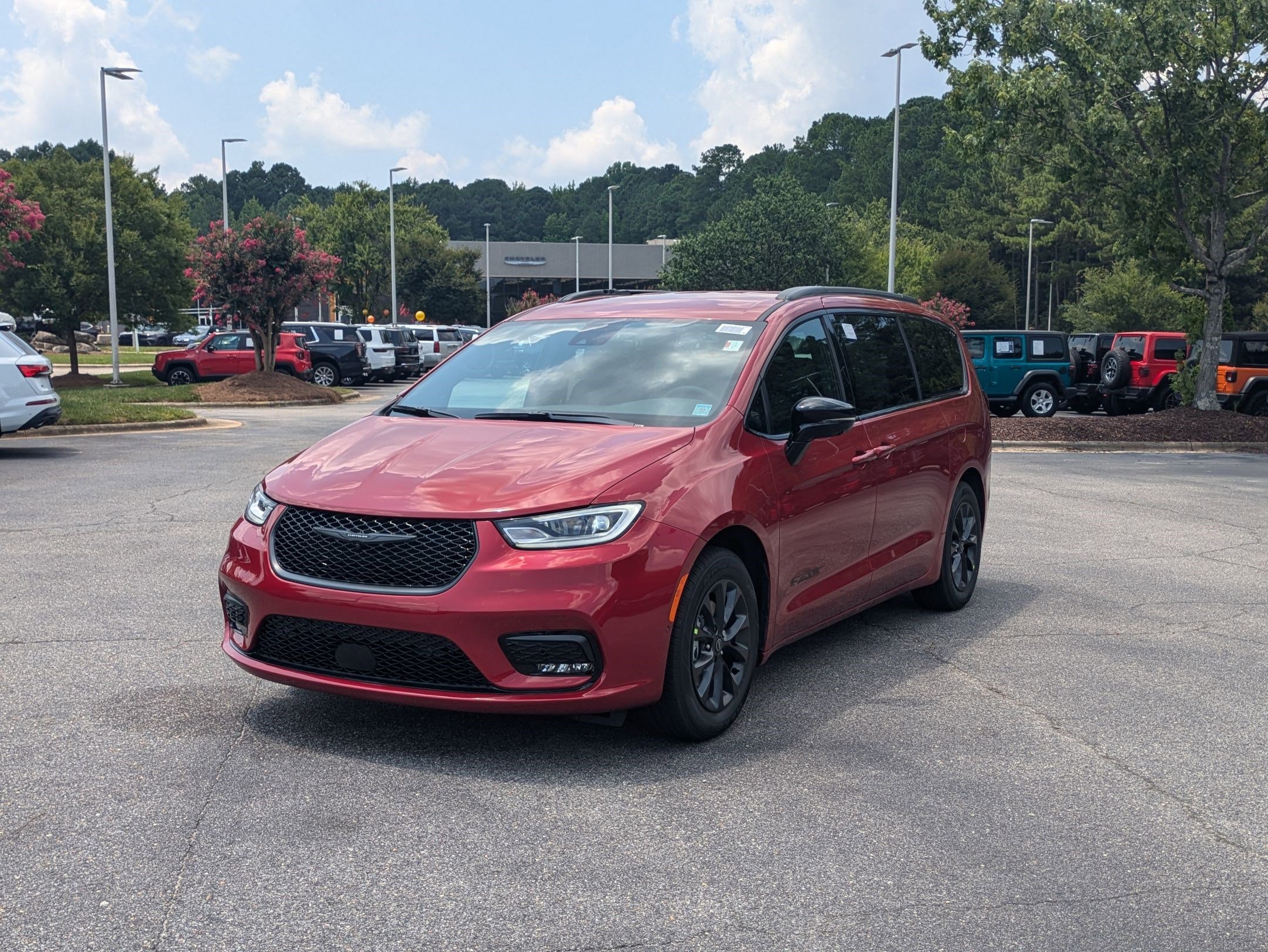 New 2025 Chrysler Pacifica Select w/ Uconnect Theater Family Group
