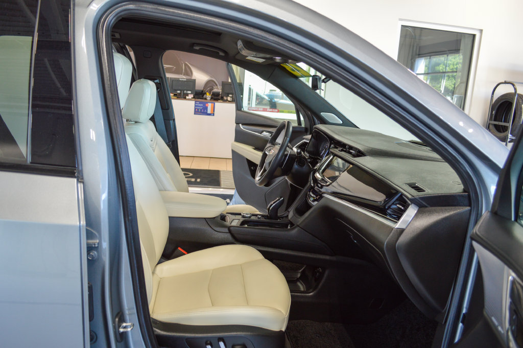 Used 2023 Cadillac XT6 Sport w/ Technology Package AWD/4WD image 11
