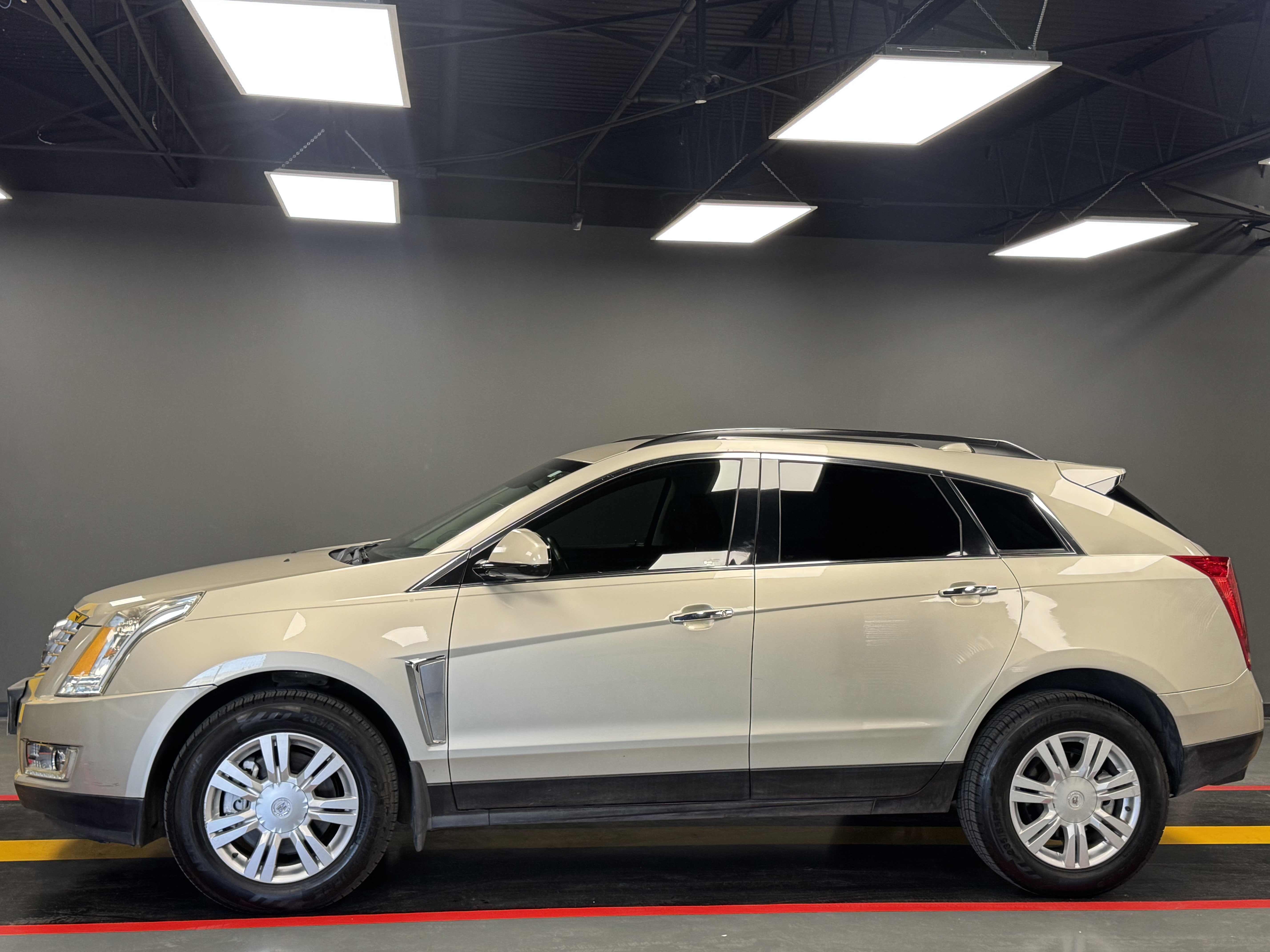 Used 2015 Cadillac SRX FWD image 3