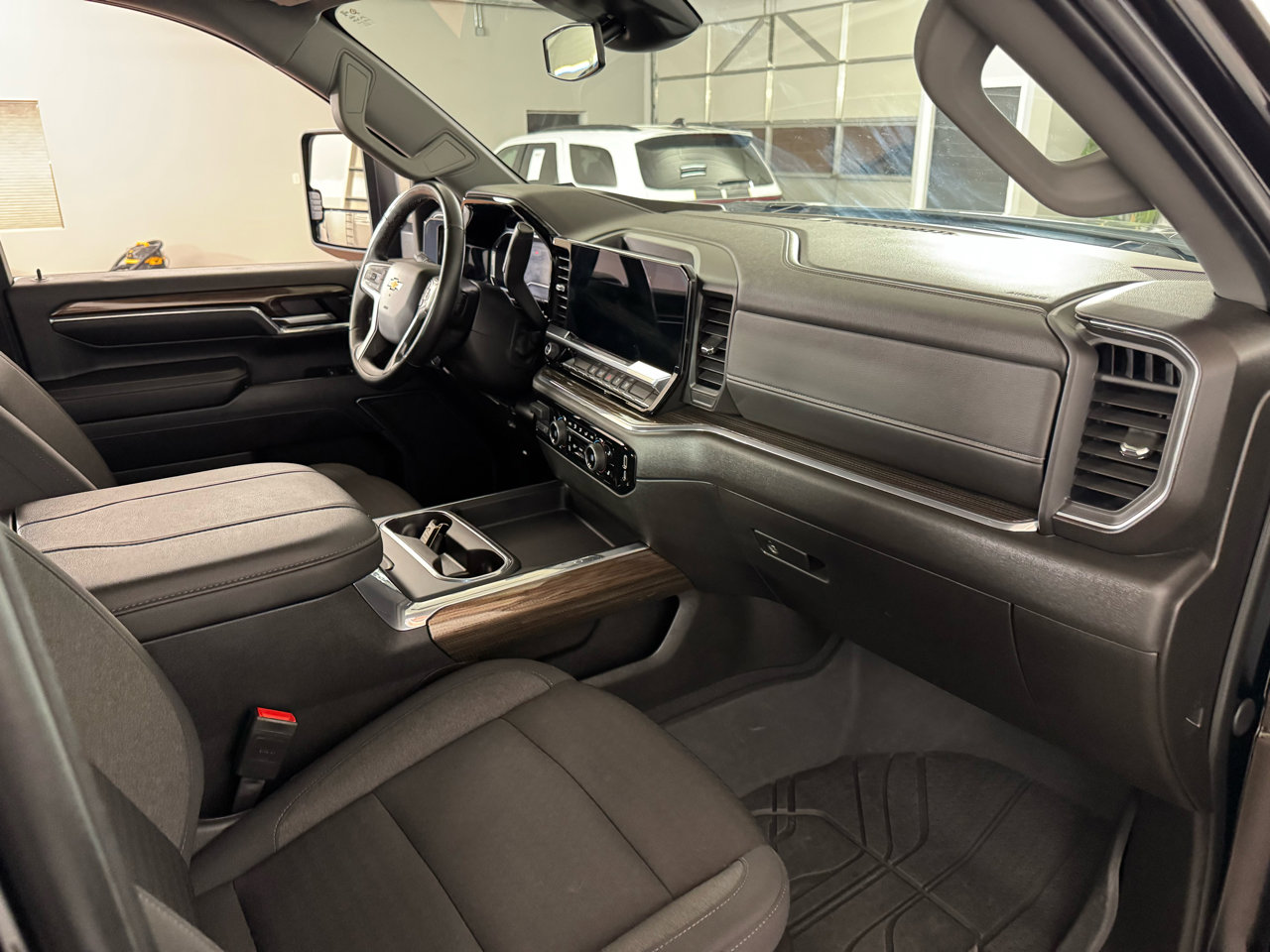 Used 2024 Chevrolet Silverado 2500 LT w/ Convenience Package image 37