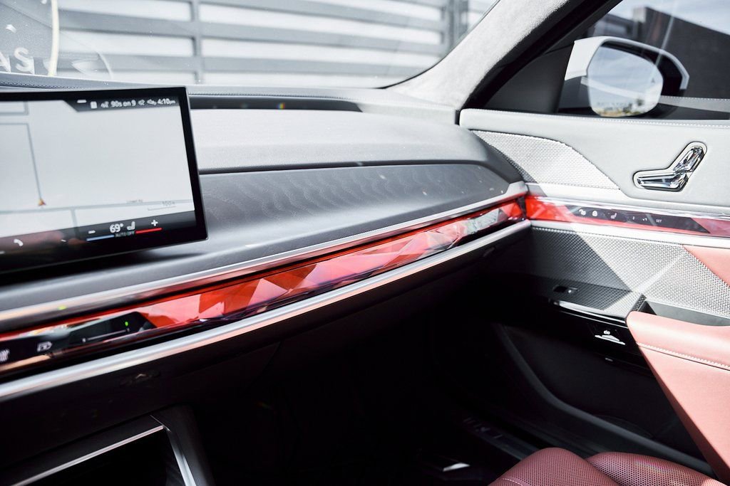 Used 2025 BMW 760i xDrive w/ Premium Package image 81