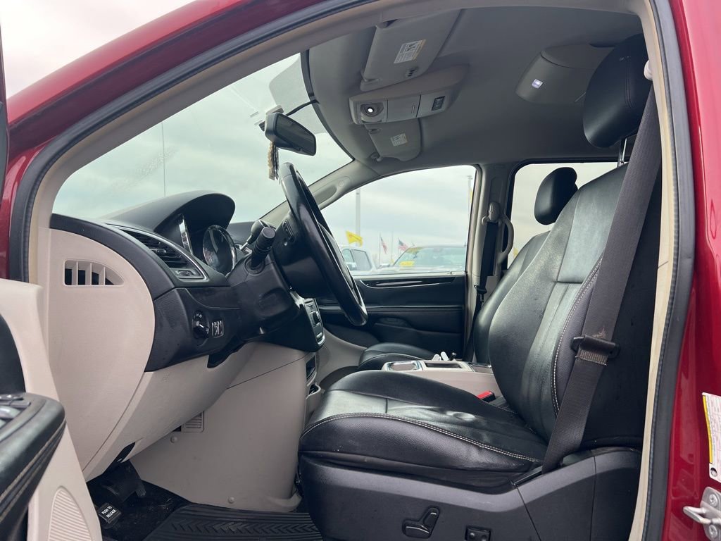 Used 2014 Chrysler Town & Country Touring w/ Trailer Tow Group image 10