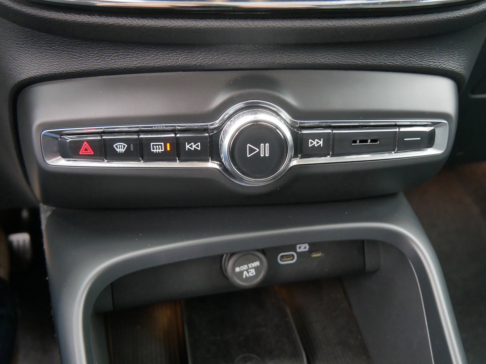 Used 2025 Volvo XC40 B5 Plus image 20