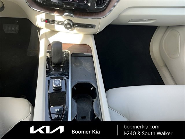 Used 2022 Volvo XC60 B5 Momentum image 24
