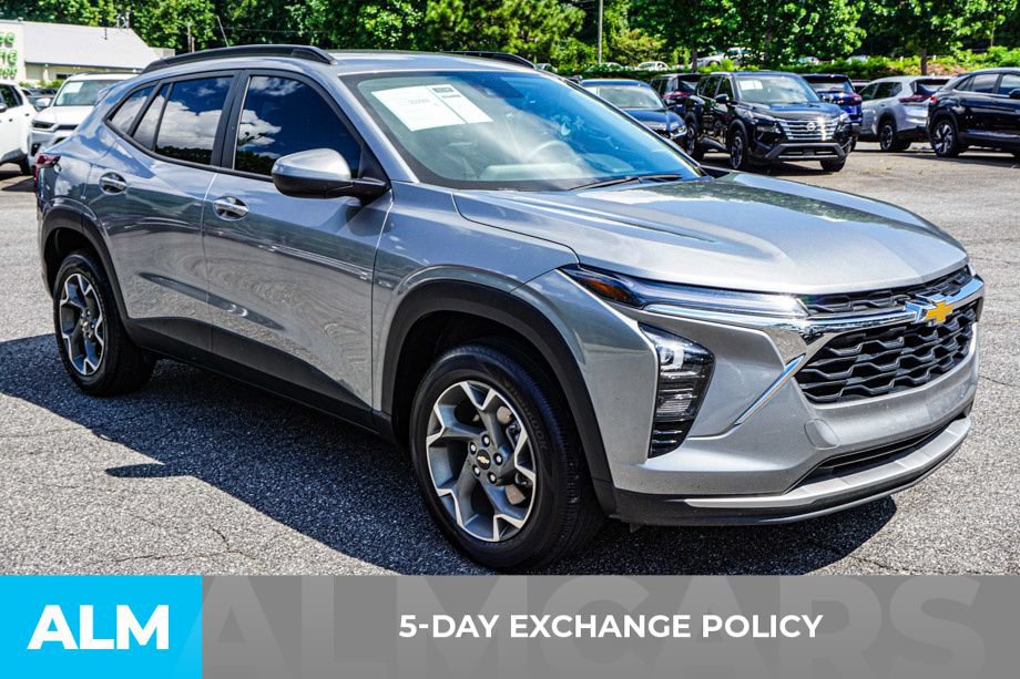 Used 2025 Chevrolet Trax LT FWD image 3