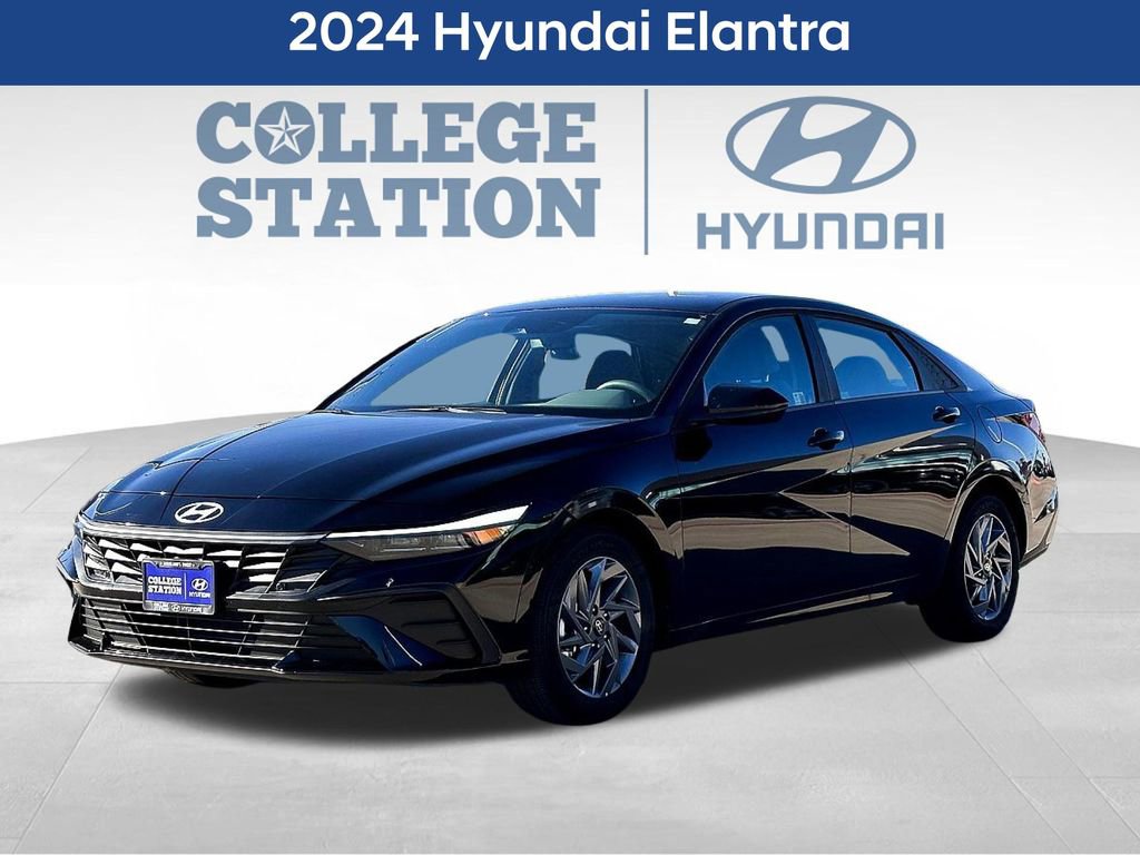Used 2024 Hyundai Elantra SEL image 3