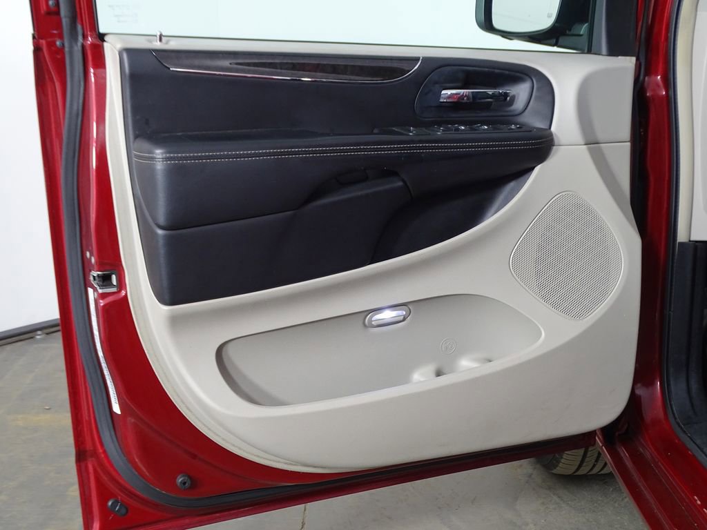 Used 2014 Chrysler Town & Country Touring image 16