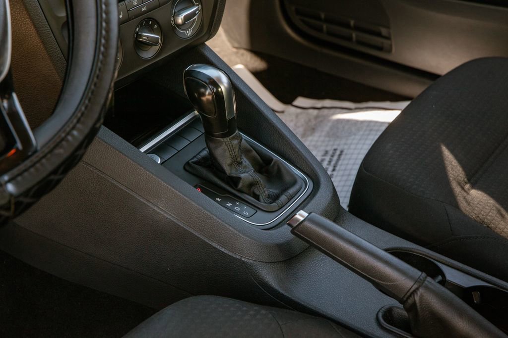 Used 2016 Volkswagen Jetta SE image 14