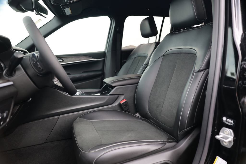 New 2026 Jeep Grand Cherokee Laredo image 13