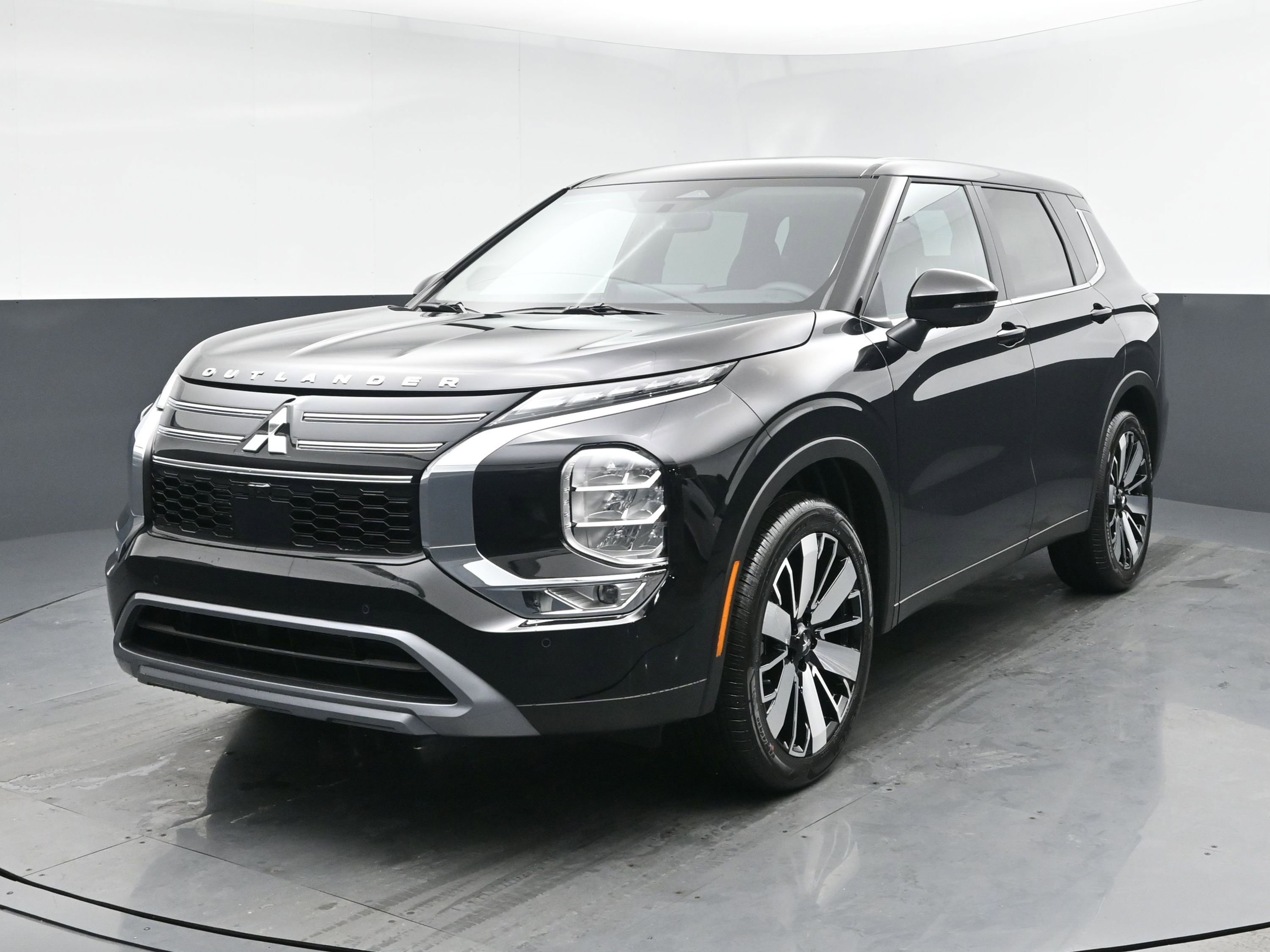 New 2026 Mitsubishi Outlander LE image 1