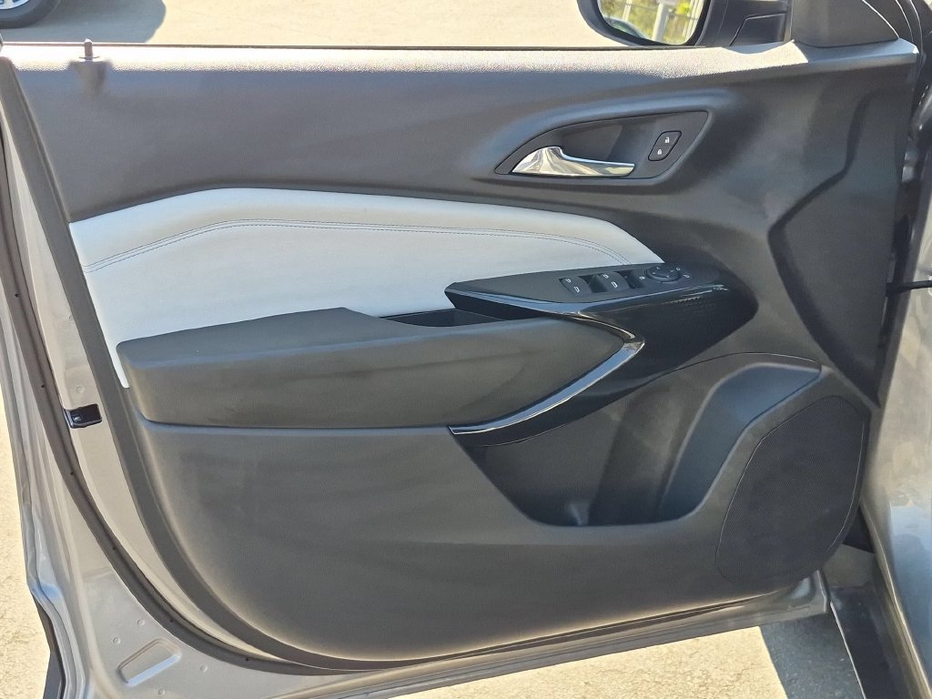 Used 2025 Chevrolet Trax LT FWD image 11