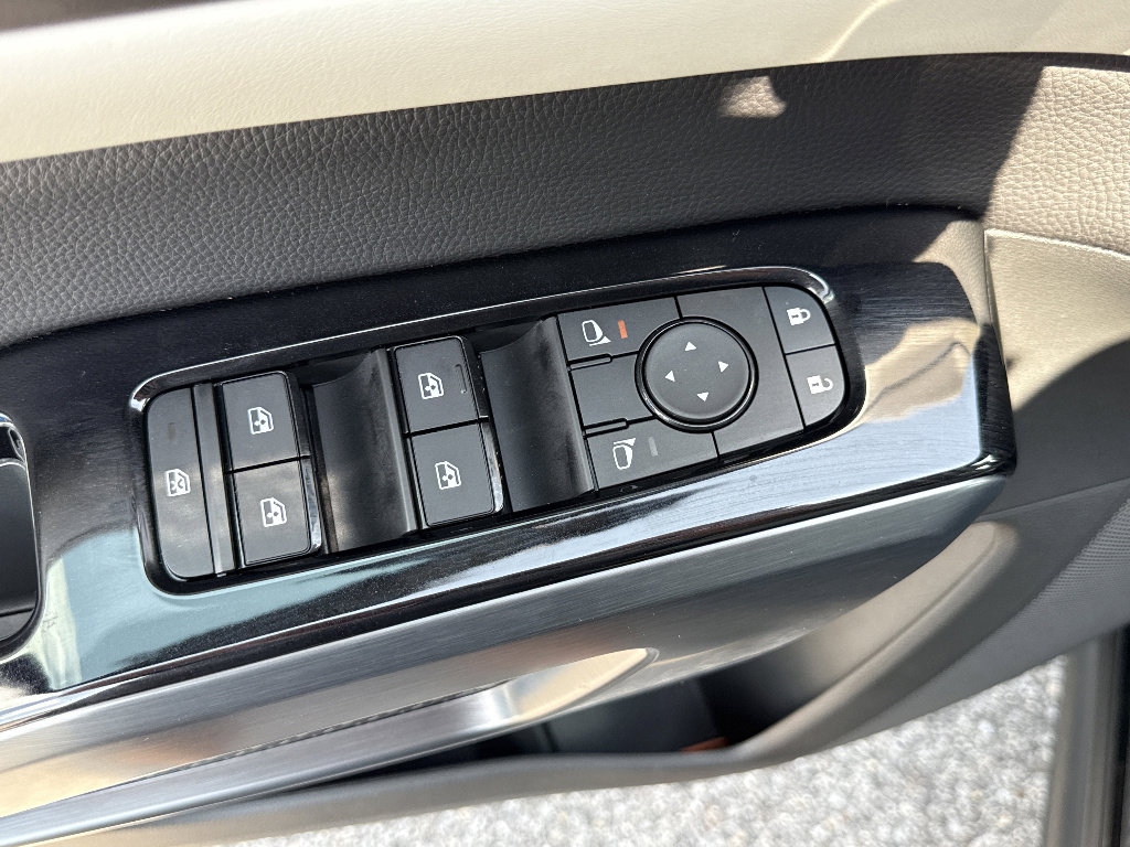 Used 2024 Nissan Pathfinder SL w/ SL Premium Package FWD image 39