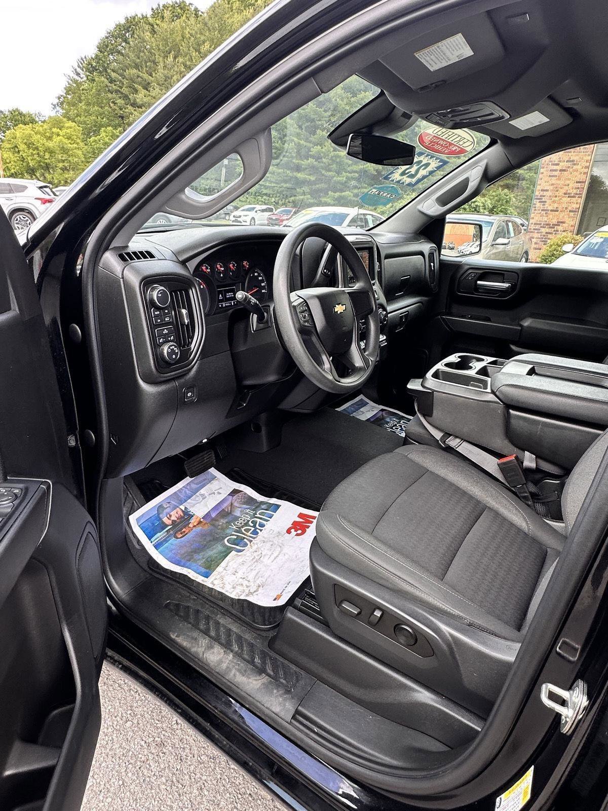 Used 2023 Chevrolet Silverado 1500 Custom image 2
