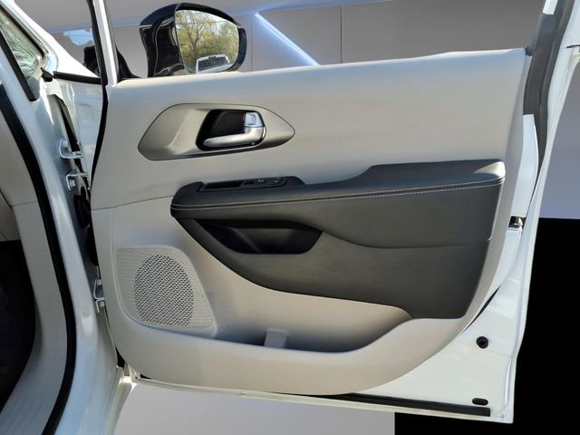 Used 2024 Chrysler Pacifica Touring-L image 13