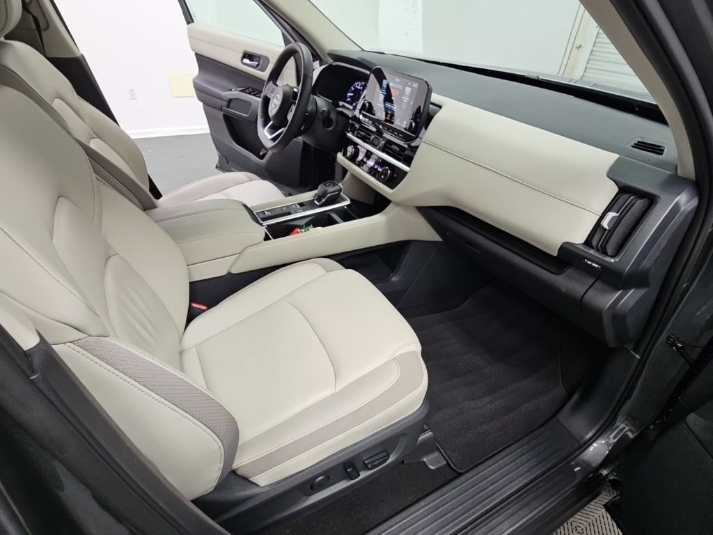 Used 2025 Nissan Pathfinder SL FWD image 37