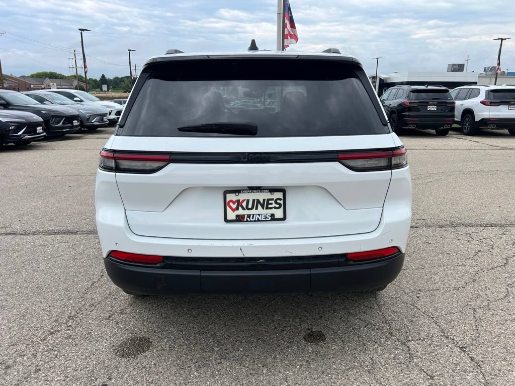 Used 2024 Jeep Grand Cherokee Altitude RWD image 9
