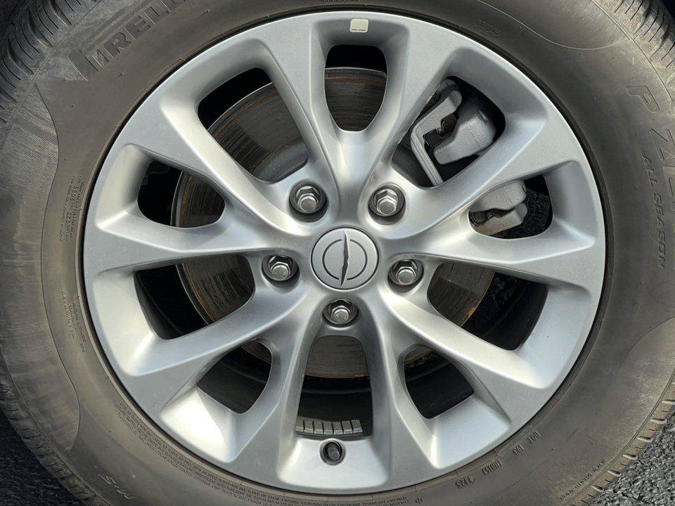 Used 2026 Chrysler Pacifica Limited FWD image 13