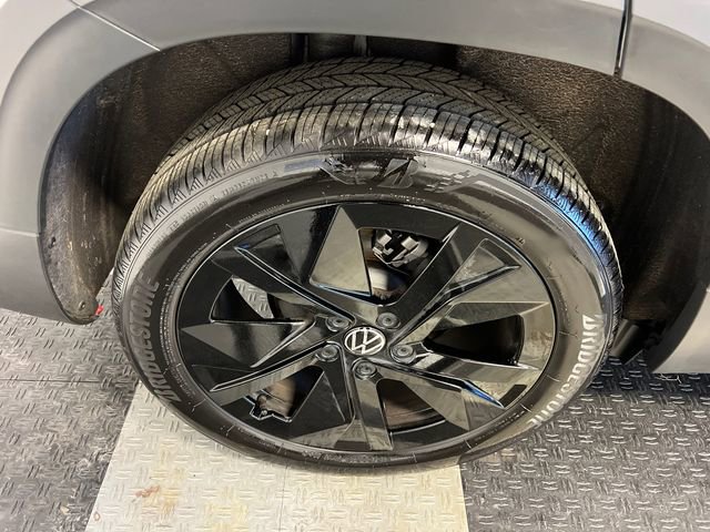 Certified 2025 Volkswagen Taos SE FWD image 14