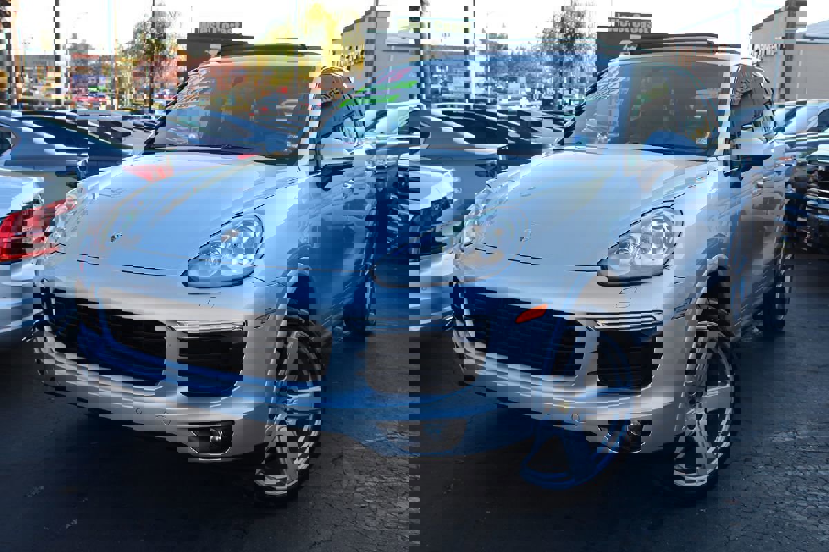 Used 2018 Porsche Cayenne Platinum Edition image 2