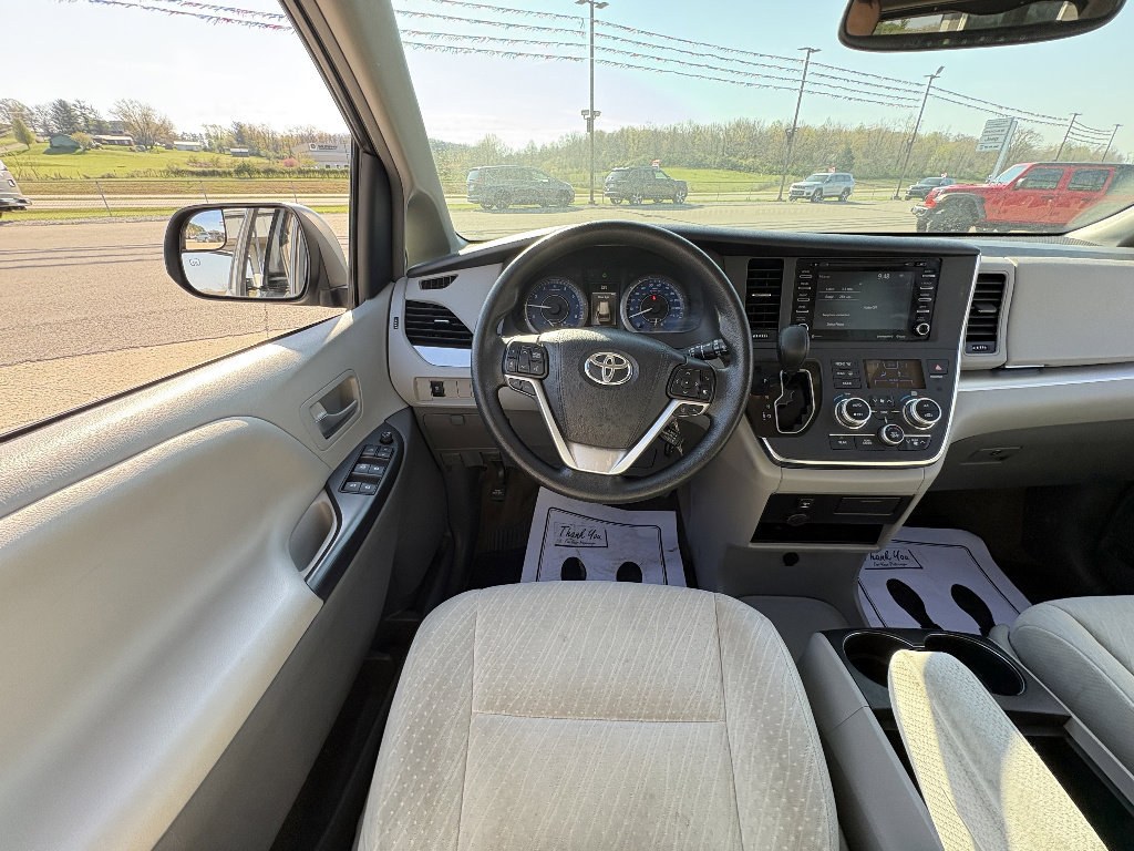 Used 2018 Toyota Sienna LE image 22