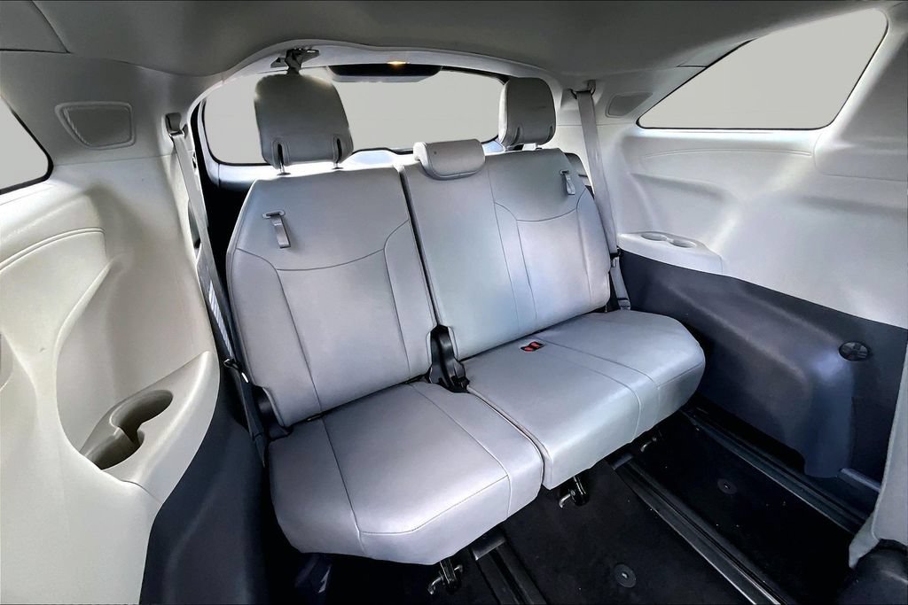 Used 2024 Toyota Sienna XLE w/ XLE Plus Package FWD image 20