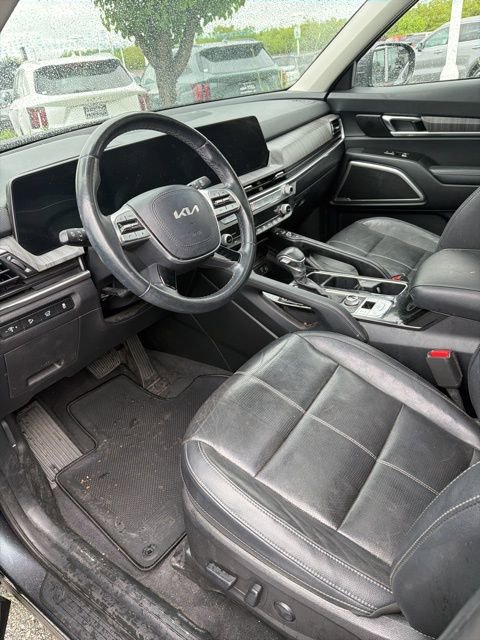 Used 2024 Kia Telluride EX w/ EX Captain's Chair Package image 8