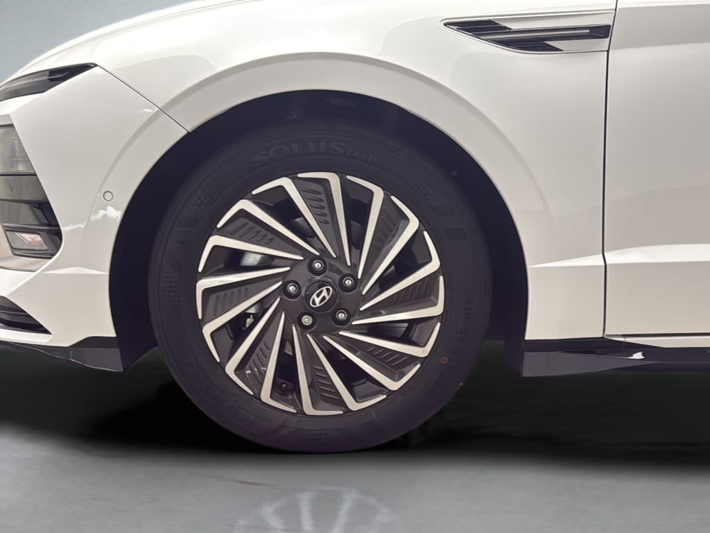 Certified 2025 Hyundai Sonata Limited FWD image 9