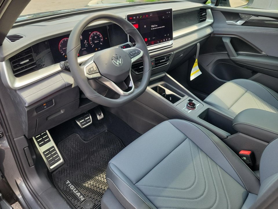 New 2026 Volkswagen Tiguan SE R-Line FWD image 30