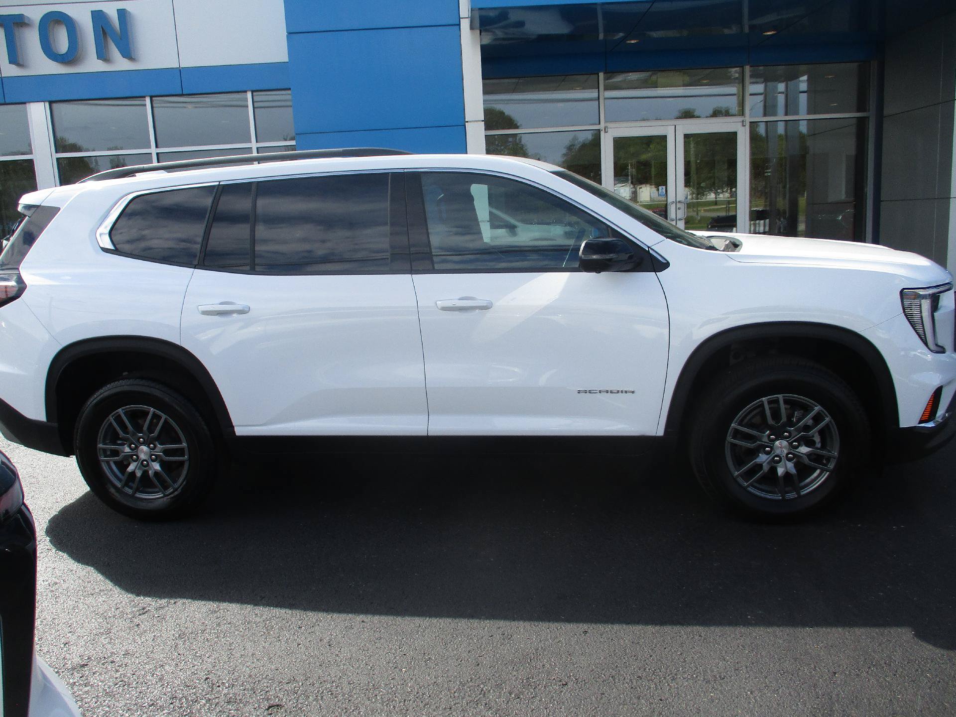 Used 2025 GMC Acadia Elevation FWD image 26