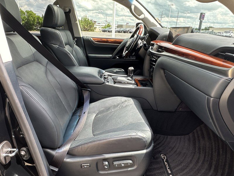 Used 2019 Lexus LX 570 4WD w/ Luxury Package image 21