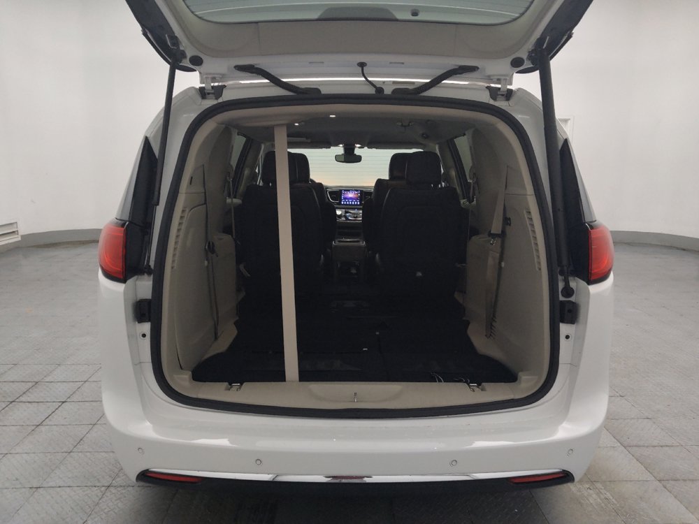 Used 2017 Chrysler Pacifica Touring-L w/ Tire & Wheel Group FWD image 29