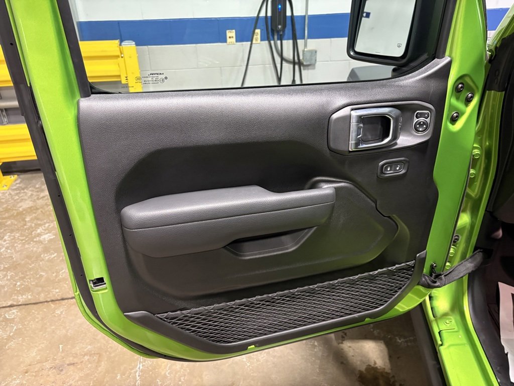 Used 2025 Jeep Wrangler Rubicon w/ Technology Group image 19