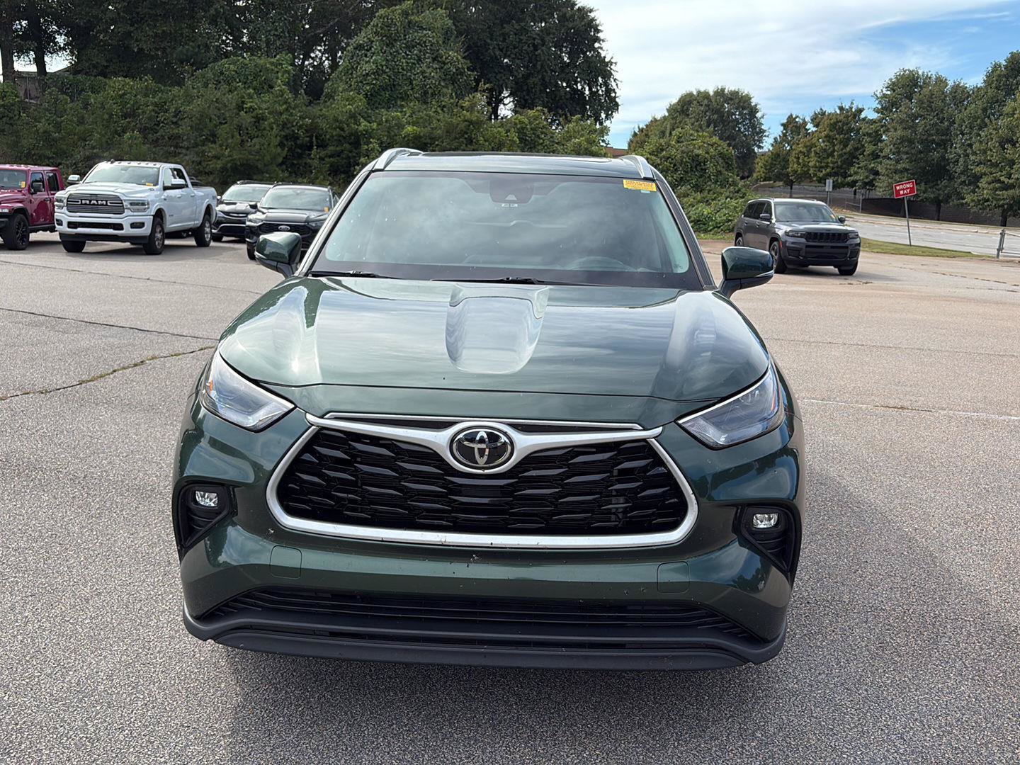 Used 2024 Toyota Highlander XLE FWD image 2