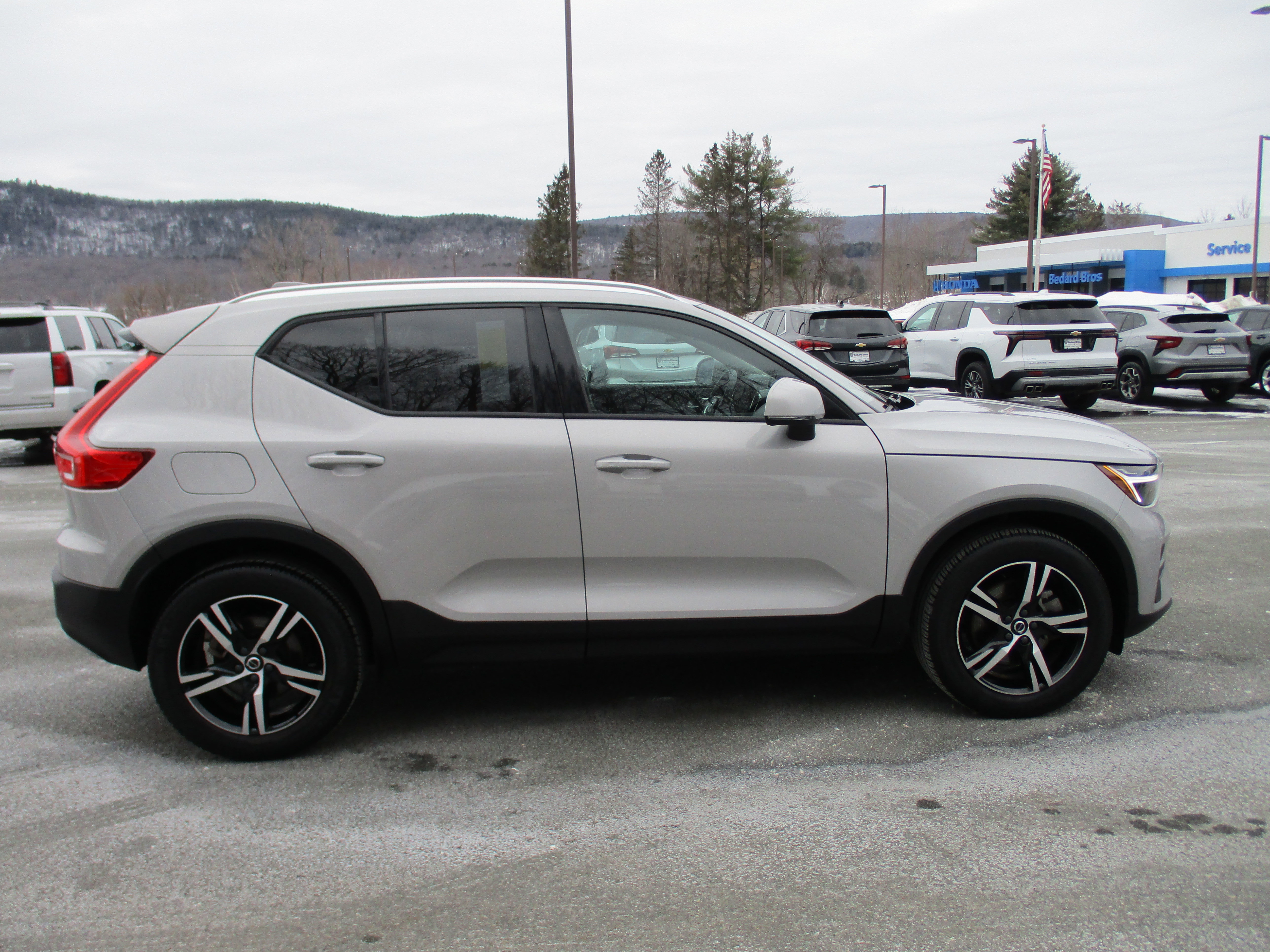 Certified 2023 Volvo XC40 B5 Core w/ Convenience Package image 4