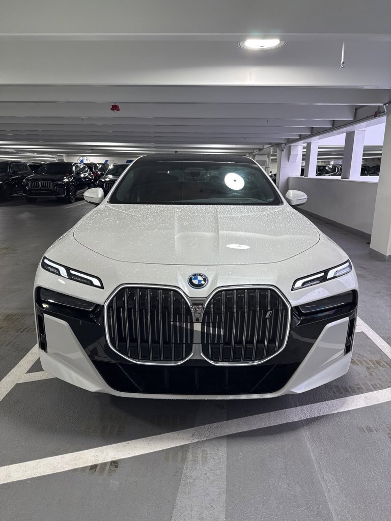 Used 2023 BMW i7 xDrive60 image 2