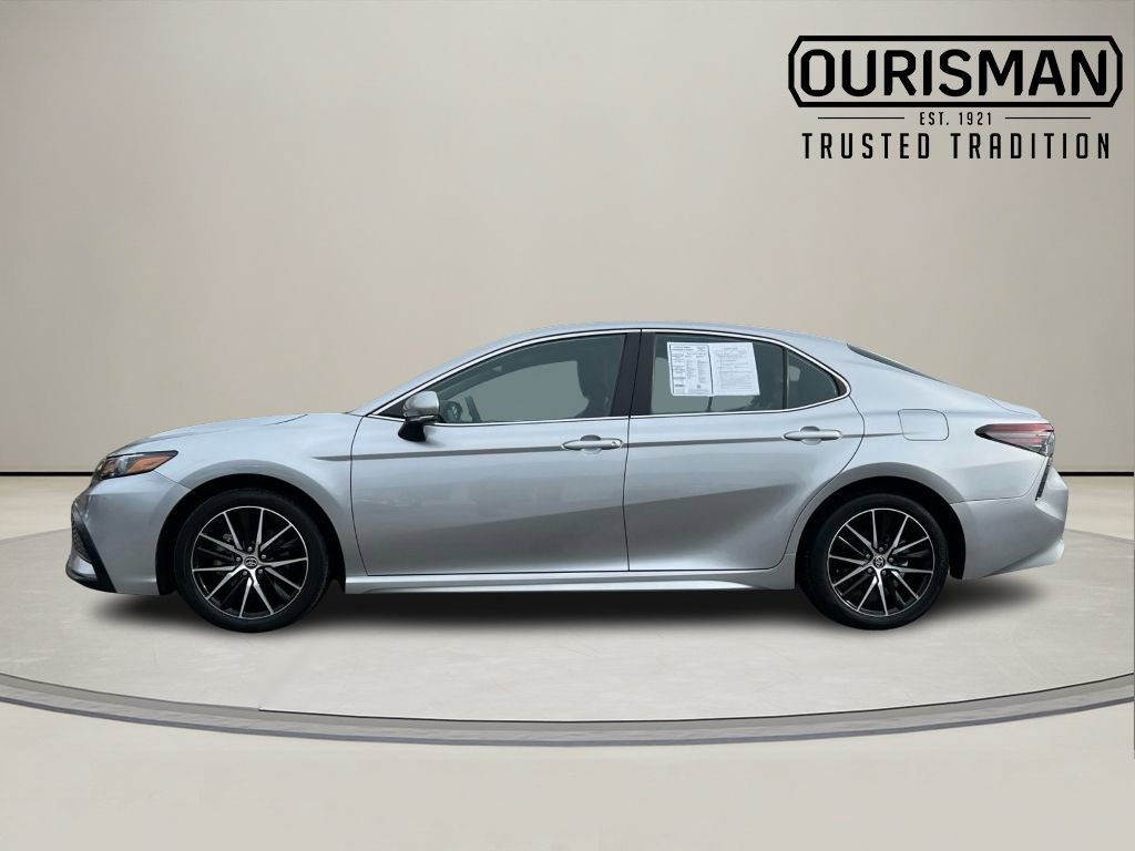 Used 2024 Toyota Camry SE image 3
