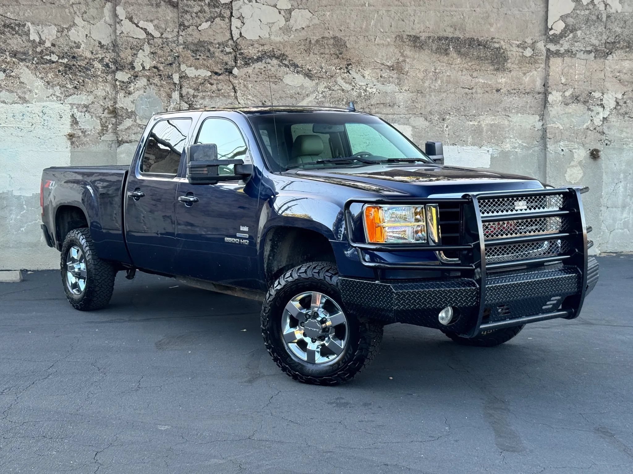 Used 2010 GMC Sierra 2500 SLT AWD/4WD image 2