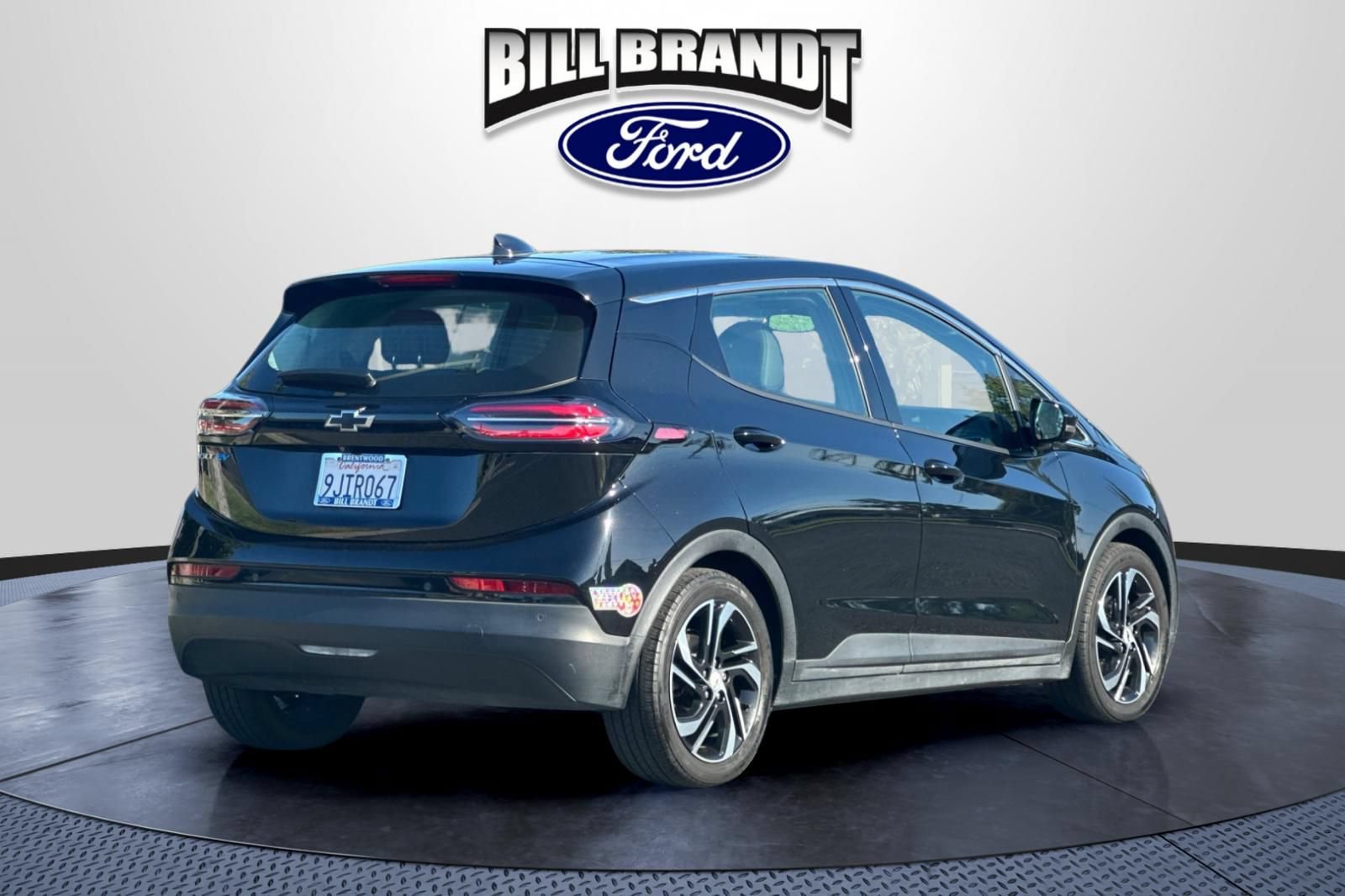 Used 2023 Chevrolet Bolt LT w/ Infotainment Package FWD image 3