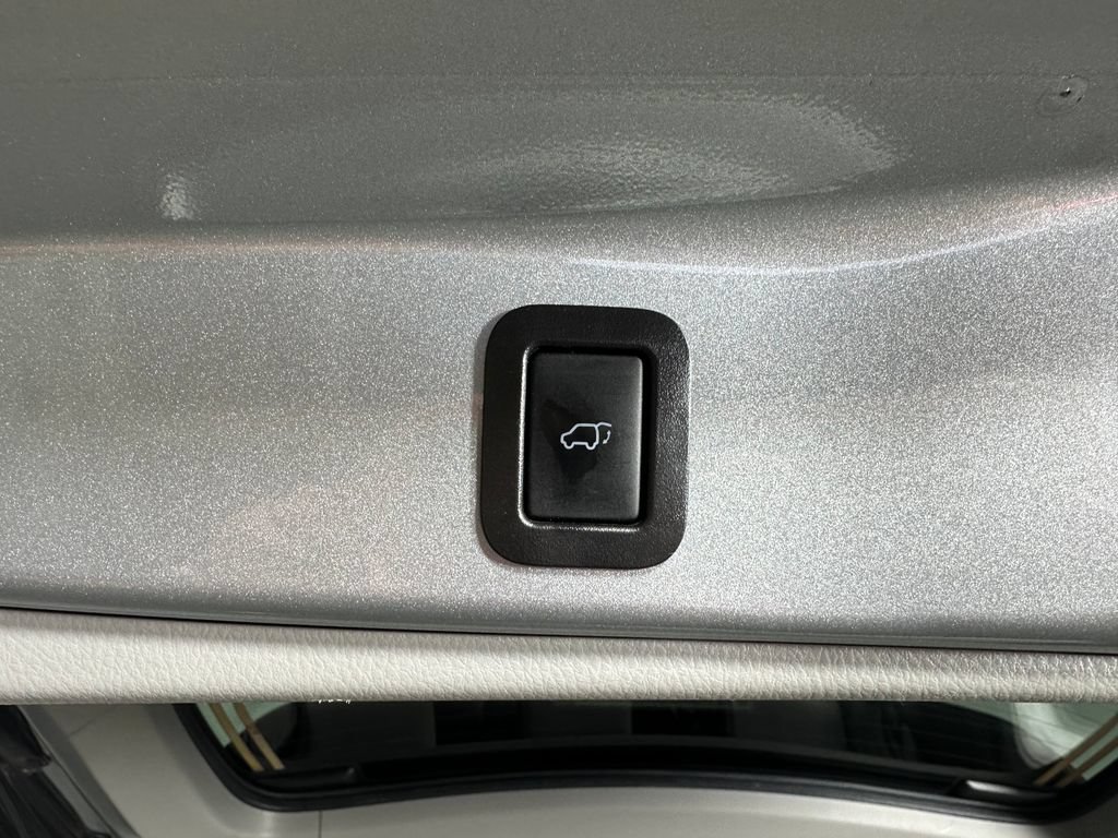 Used 2019 Toyota Highlander Limited w/ Carpet Mat Package (TMS) AWD/4WD image 7