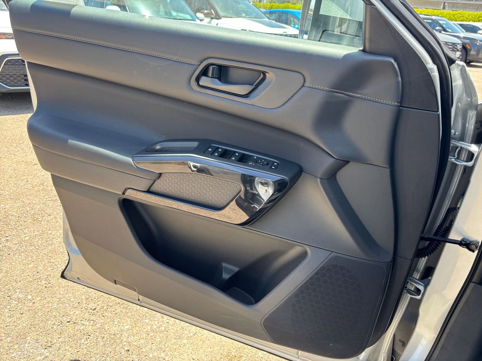 Used 2025 Nissan Pathfinder SV FWD image 18