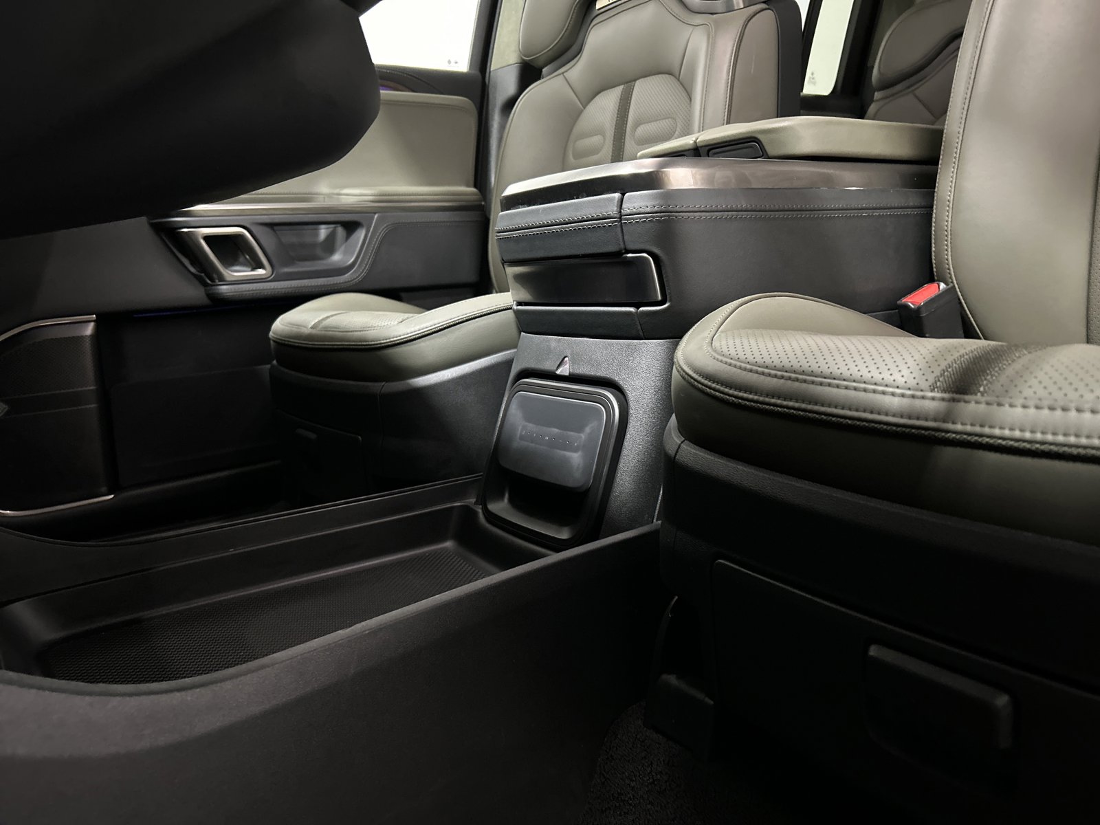 Used 2024 Rivian R1S Adventure AWD/4WD image 33